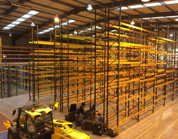 Warehouse racking system and mezzanine floor